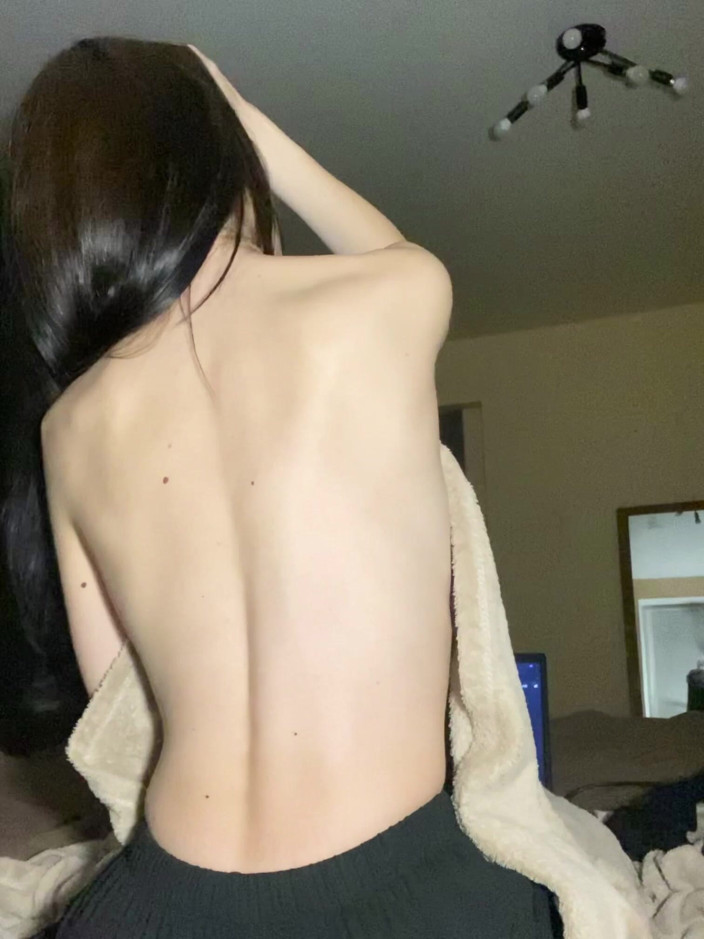 Princess Aisha: Punggung seksi dan rambut panjang