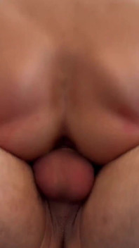Blondýna MILF s velkým zadkem polyká mé sperma a žádá o víc!