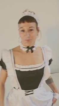 Masturbuje oblečená jako služebná