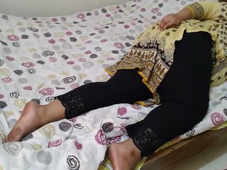 Aria Mia: Mătușa indiană sexy și perversă Depali se fute cu un muncit într-o...