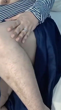 Olejová masáž po ukazování velkých prsou se žhavým sténáním v hindštině během živé webové kamery