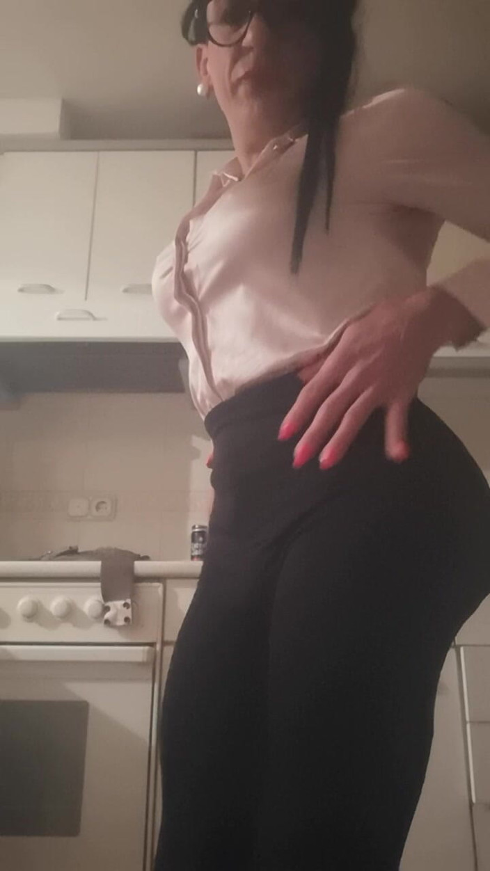 Yusti: Crodreisser Excitada Solita En Casa..