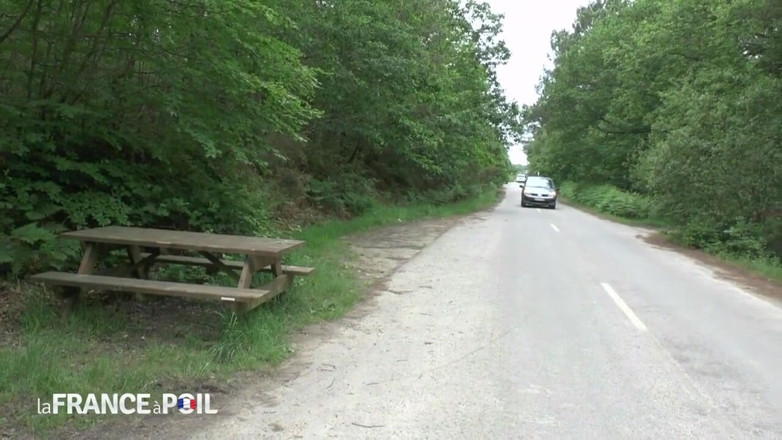 Rue Chaude: Milfka s velkými prsy má anál ošukaný na silnici mechanikem