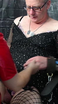 Nucená feminizace šéfa Jades, spolu s deepthroatingem a peggingem