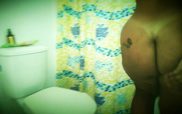 PABLO N3GROBAR: Shower Twerk Show Lil Babe
