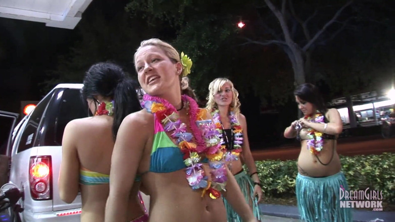 Dream Girls: Luau ke lie taiyaar paarti larkiyan limo men nagn ho...