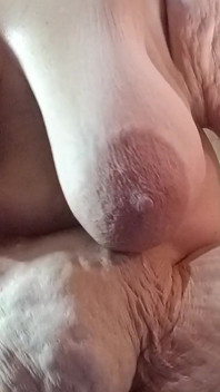 トップレスの娼婦は、甘い蜂蜜のように彼のコックにコックキャッシュNザーメンに乗る