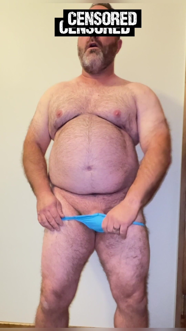 Anal Steve: Steve dubur dalam thong birunya menunjukkan badan beruang dan zakarnya,...