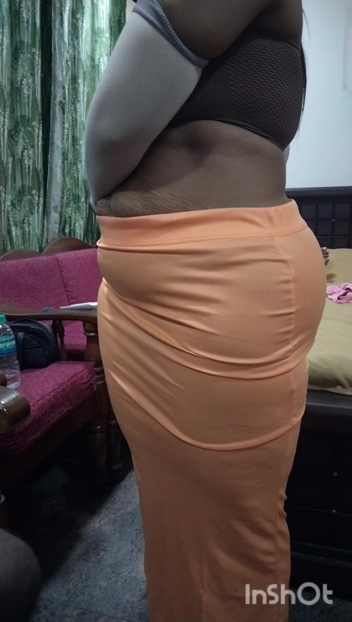 Tamil lesbian: Sukně se sexy zády a prsy