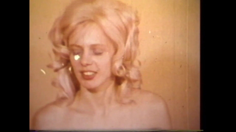 The Unforgettable: La Giovane Donna Con I Suoi Stronzi