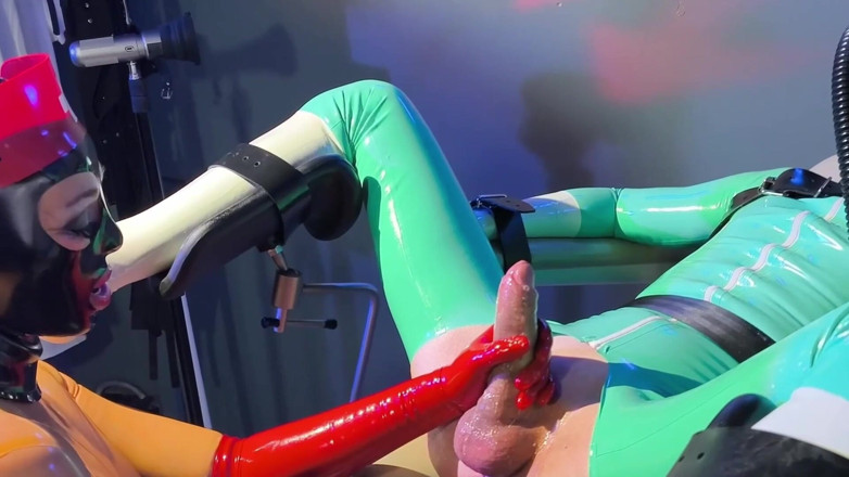 Madame Moira Dominatrix: ยัดกําปั้นด้วยหน้ากากกันแก๊สบนเก้าอี้ Gynecoligic ในคุกใต้ดิน