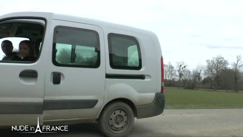 Nude in France: Сінді аналізується на відкритому повітрі в тріо з татом Оглер