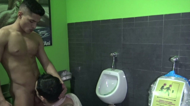 First sex experience with boy for straight: Beau Latino Baise Dans Les Toiletts