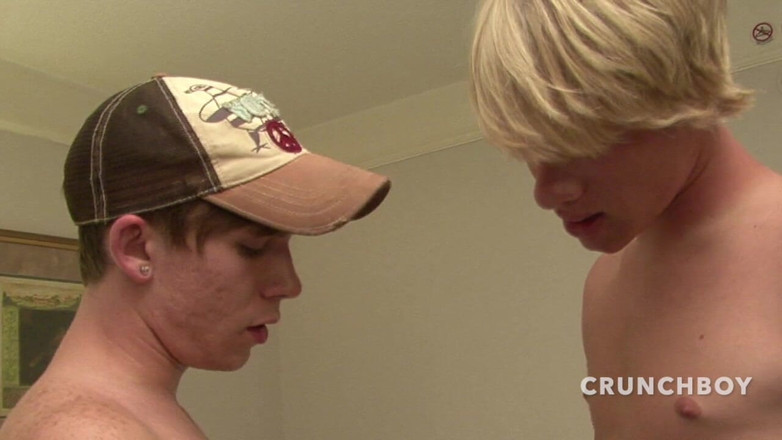 Crunch Boy: Junger Schwuler lutscht diese heterosexuellen Kumpels und vögelt ohne Kondom