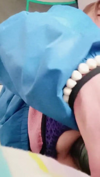Jonge vrouw in haar blauwe slipje geniet van een plezierige ervaring met een mega-dilator