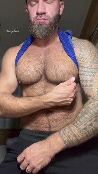 Urs musculos păros solo joc cu sfârc și masturbare intensă