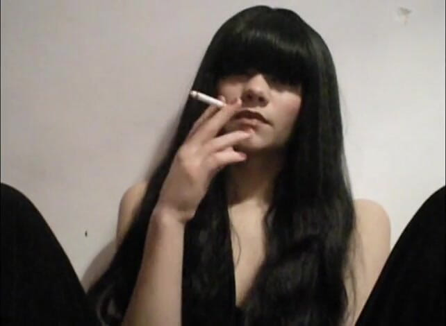 Femdom Austria: Une salope aux cheveux longs fume une cigarette