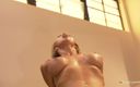 Teasing Angels: Gagicii atletice îi place să fie linsă în pizdă într-un duș fierbinte
