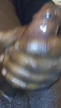 Masturbándose, cargas gimiendo y gimiendo