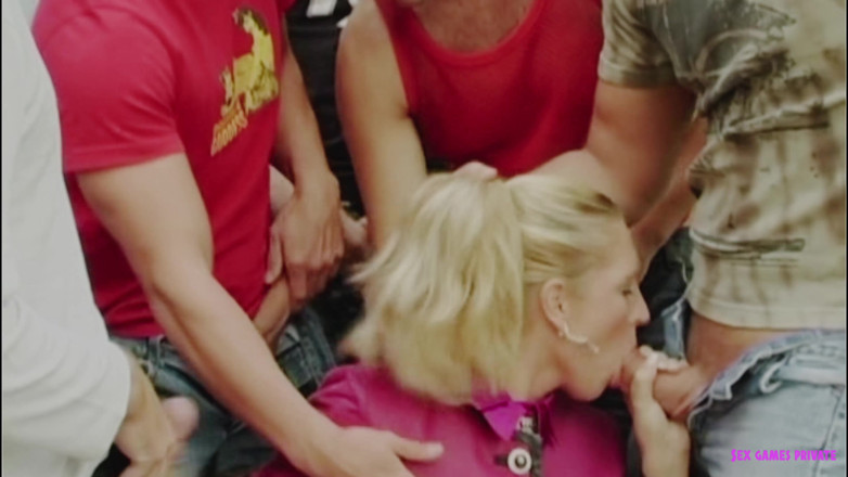 Czech Pornzone: Czeski gangbang z paskudną blondynką w ogrodzie