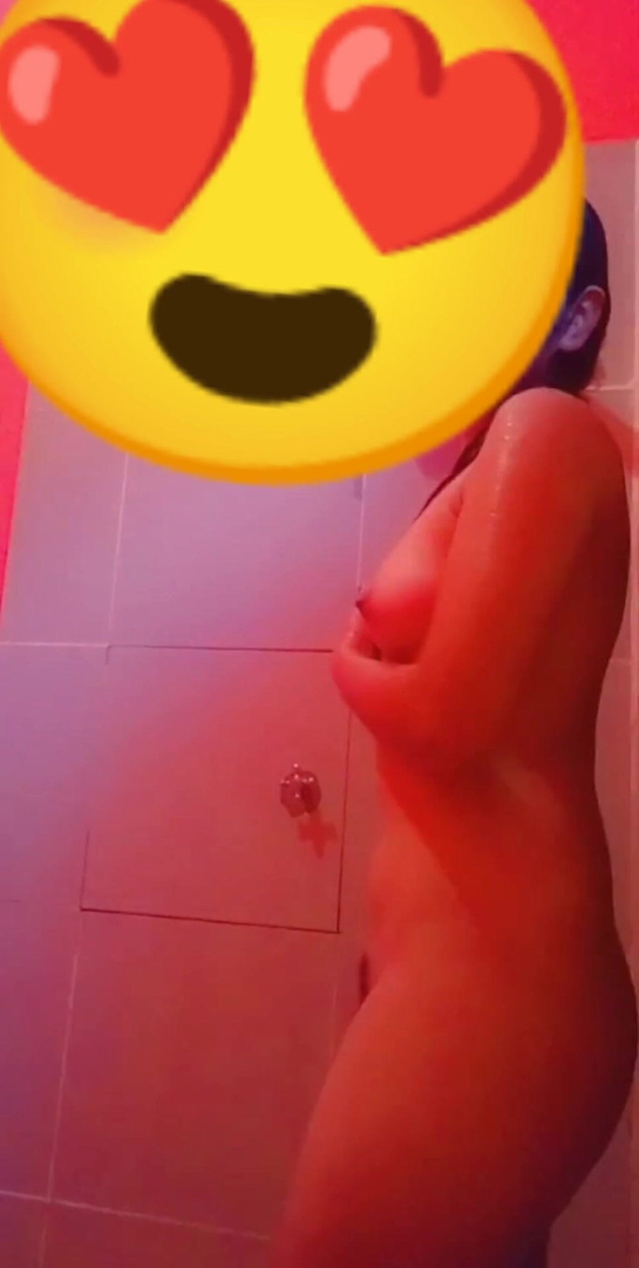 Eatrella j: Chica boliviana desnuda en la ducha