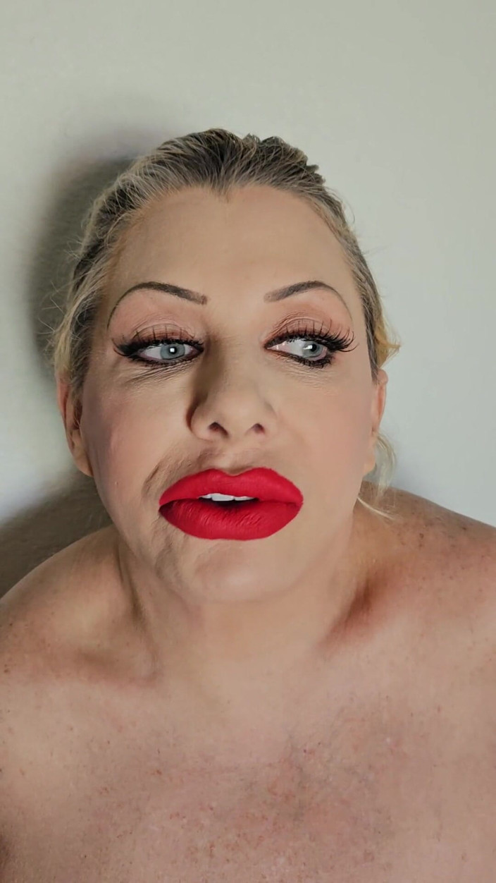 Claudia Marie: Claudia Marie yeni saggier sahte memeler güncellemesi