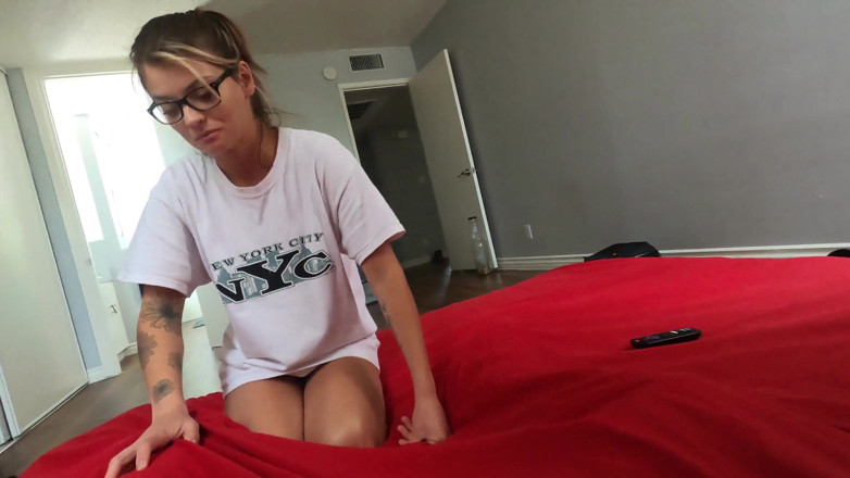 Katie Diggs: Teen wakes up boyfriend with sloppy blowjob and slurps cum