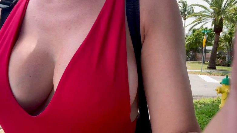 Artemisia Love: Italiana peituda Artemisia Love andando em Miami Tits close-up com...