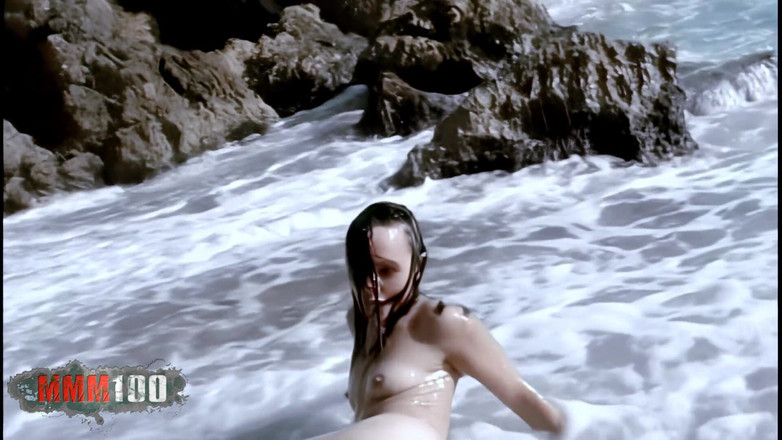 MMM100: Quente jovem Alicya fazendo uma strip na praia