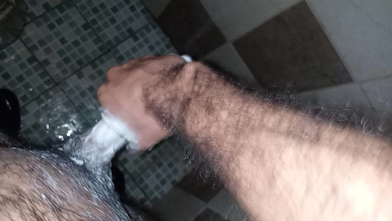 Cute boy jerks off: Mamando boy2 se toma su tiempo en la ducha con...