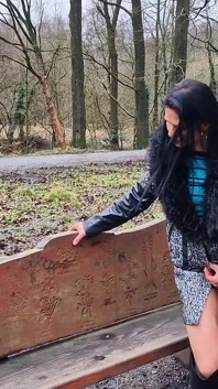 Nue dans la nature et pisse