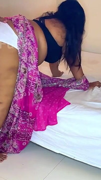 Una calda moglie indiana ha un rapporto con la cameriera e il ragazzo quando suo marito va in ufficio scopa il cameriera ragazzo sul letto cowgirl