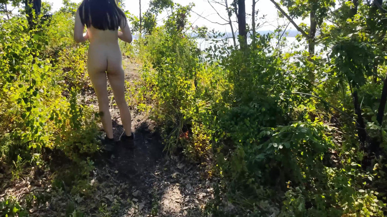 MissPopa: Naakte vrouw in het bos laat haar en haar kont...