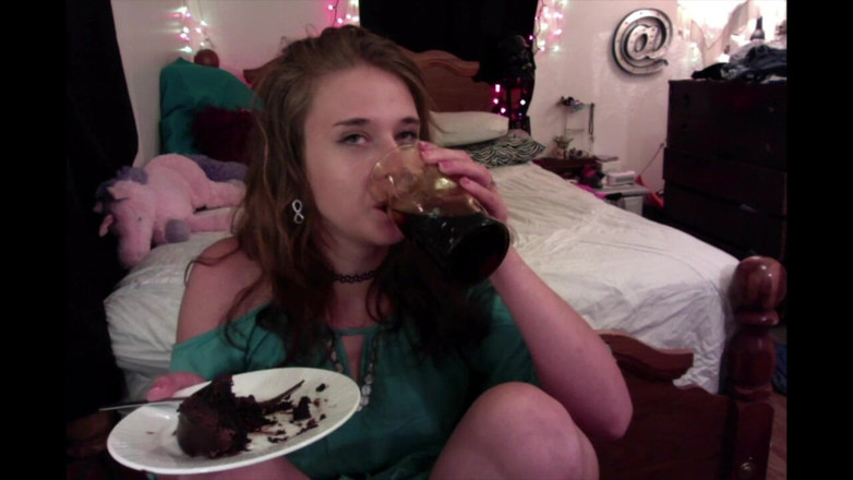 Alli Anderson: Chocoladecake eten
