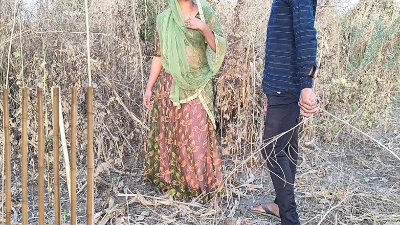 Fuckkkker: Une soubrette du village se fait sodomiser dans la jungle...