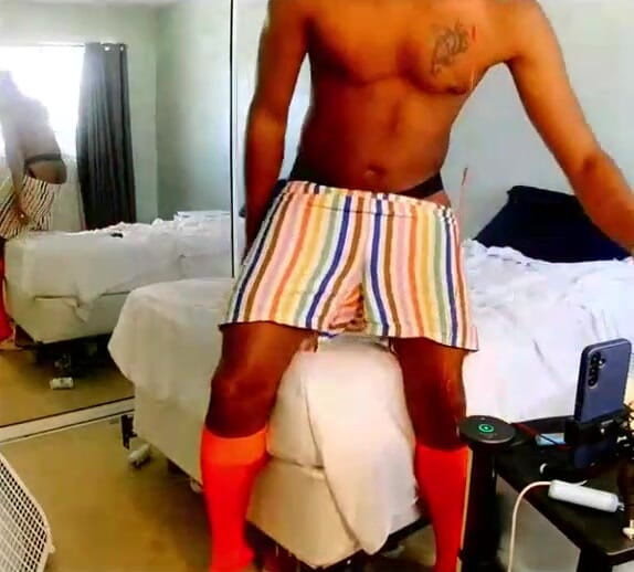 Kennie Jai: Kennie Jai si masturba e spara!