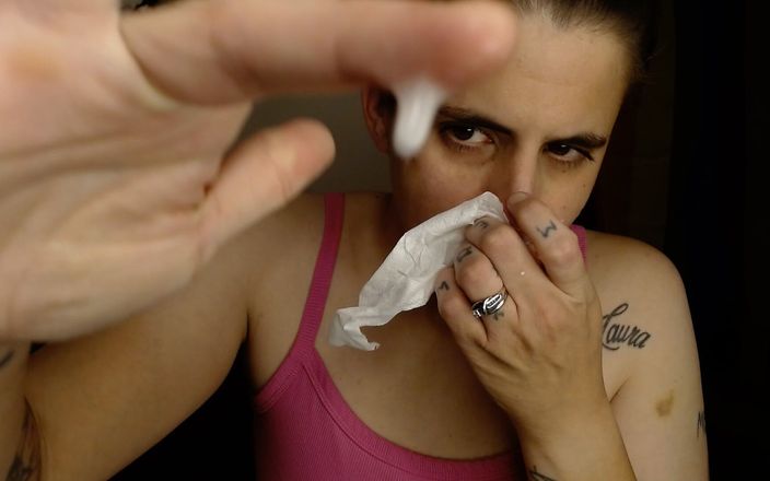 Abby Anna: Fata bolnavă face o mizerie de pe fața ei