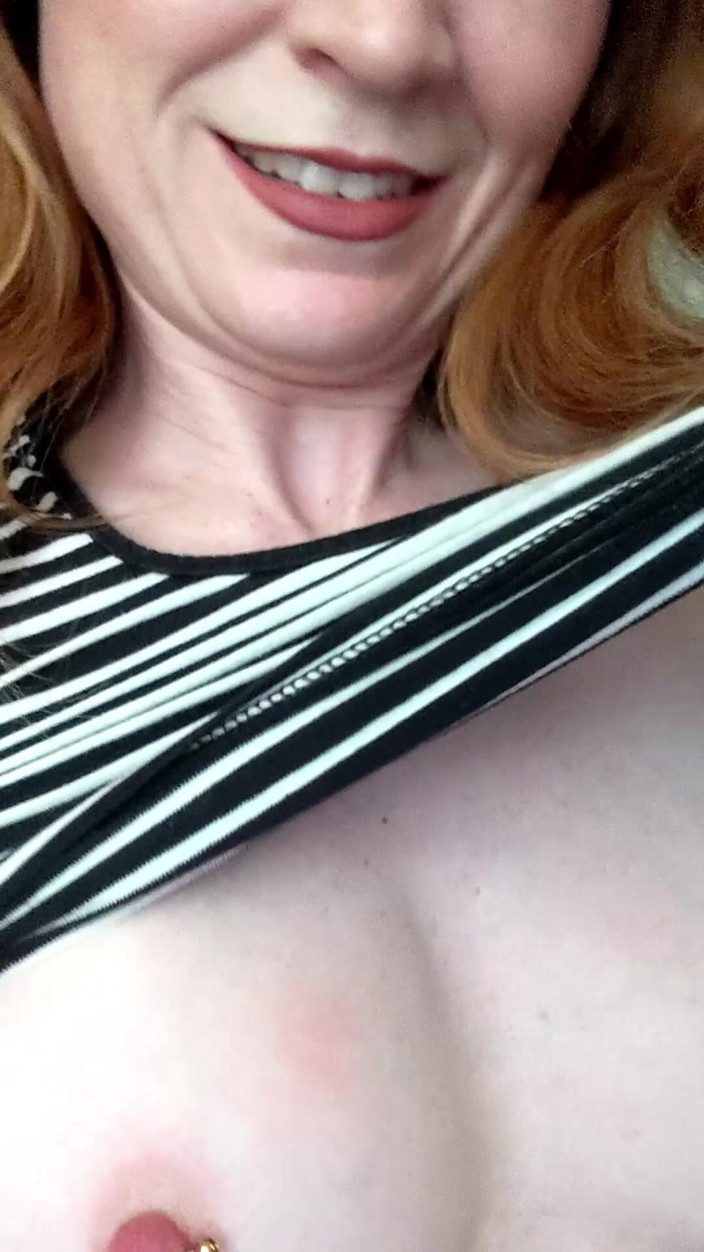 Lily kink: Cougar Menjemput Awak Untuk Sesi Netflix miang dan bersantai