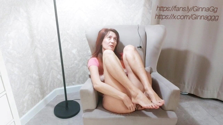 GinnaGg: Người phụ nữ ngồi trên ghế thỏa mãn bản thân...