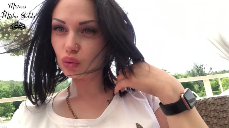 Goddess Misha Goldy: Sexy grandi labbra lecca e annusa sul lago