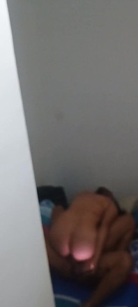 Můj paroháč manžílek natáčí z okna, jak mě jeho přítel šuká