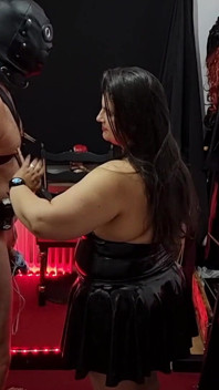 Lady Pam prepara seu escravo obediente para a próxima sessão bdsm - dominação em uma brinquedoteca elegante