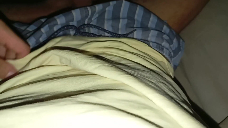 Elvissc: Nenasytný penis tohoto chlapa je masturbován nohama a šuká gauč