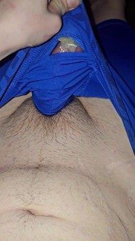 Masturbuji a stříkám do kondomu, zatímco nosím spodní prádlo Blue Nike pro spandex
