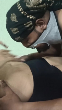 Riya menjerit saat dia meraba memeknya.