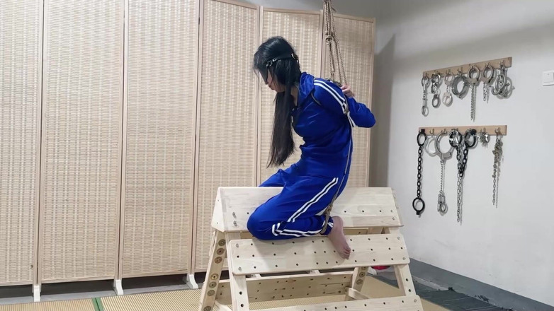 OrangeXXOO: Gadis berseragam sange ini lagi asik muasin memeknya pakai mesin...