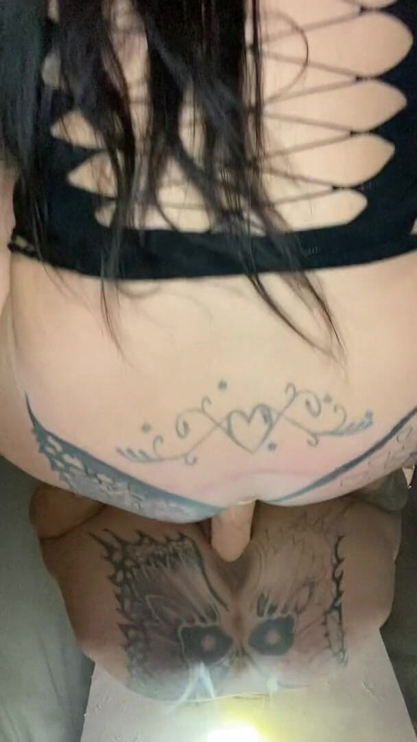 MzKiTTy91: Pawg żona podskakuje na 12-calowym kutasie potwora
