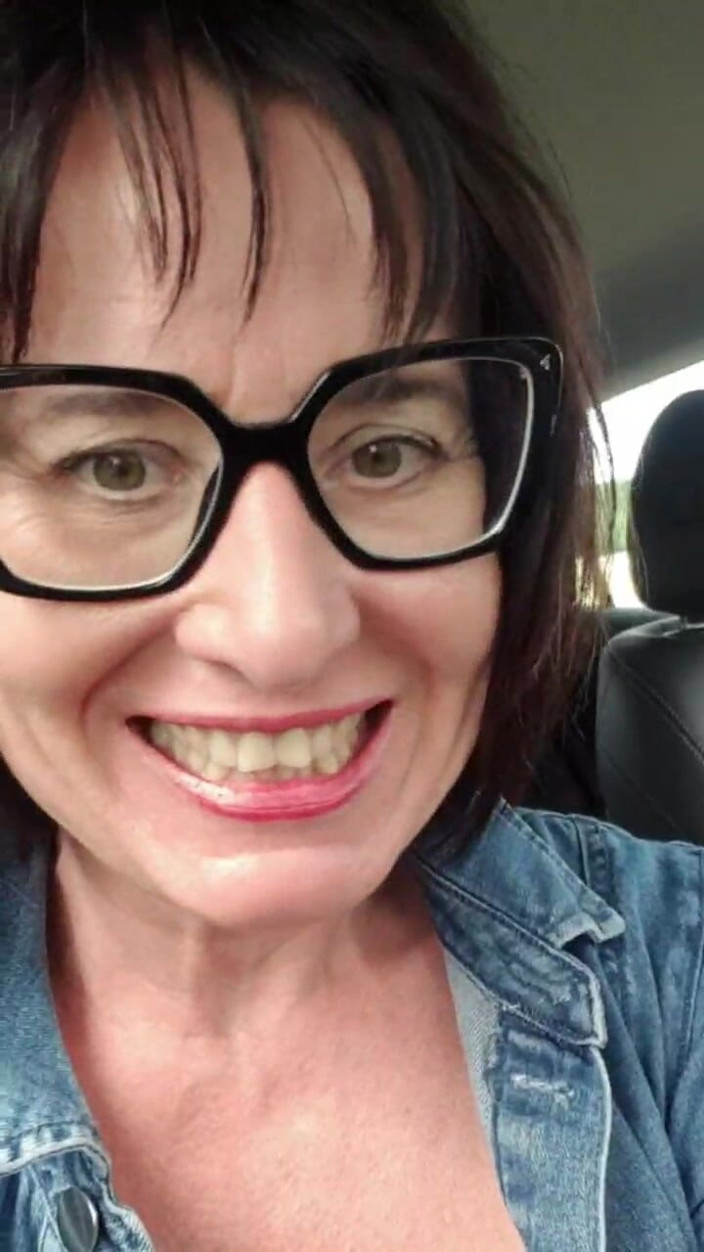 JulieEroticDress: Ejaculând în aer liber în parcare