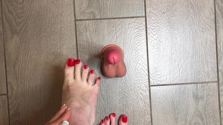 Homemade_Handjob: Kaki seksi merah dipaku bermain dengan dildo