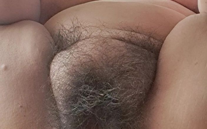 Mommy big hairy pussy: Милфа растягивает ноги открытыми и принимает воздух